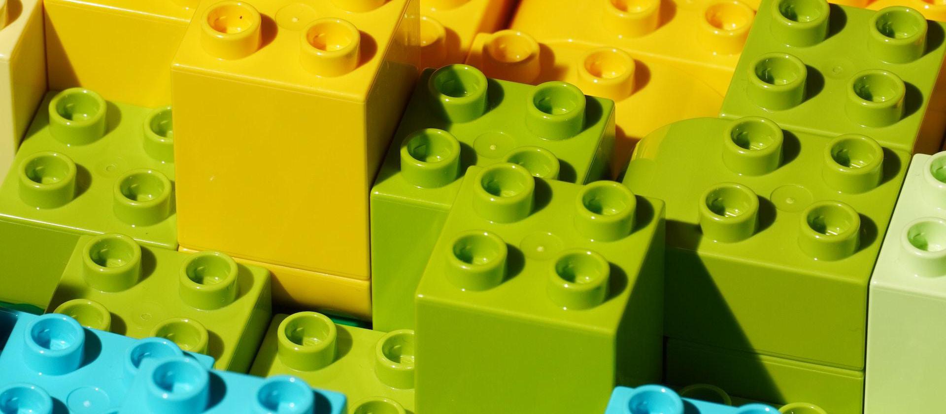 a close up of many different colored legos.